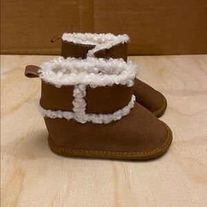 Cozy Brown Baby Booties with Fleece Trim Size 0-3m